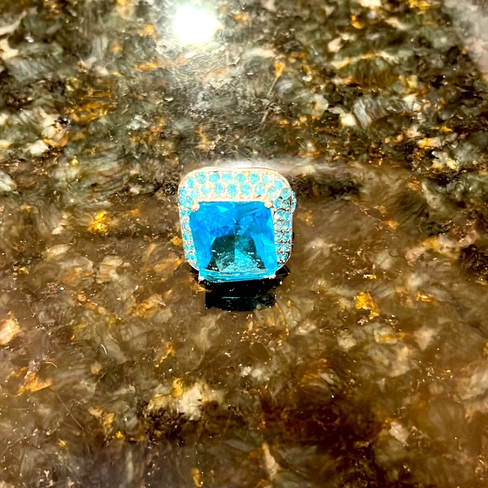 Silver and turquoise blue costume jewelry ring in size 7.